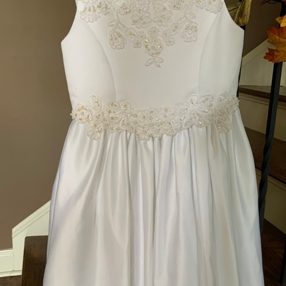 Elegant White Kids Dress with Floral Embroidery